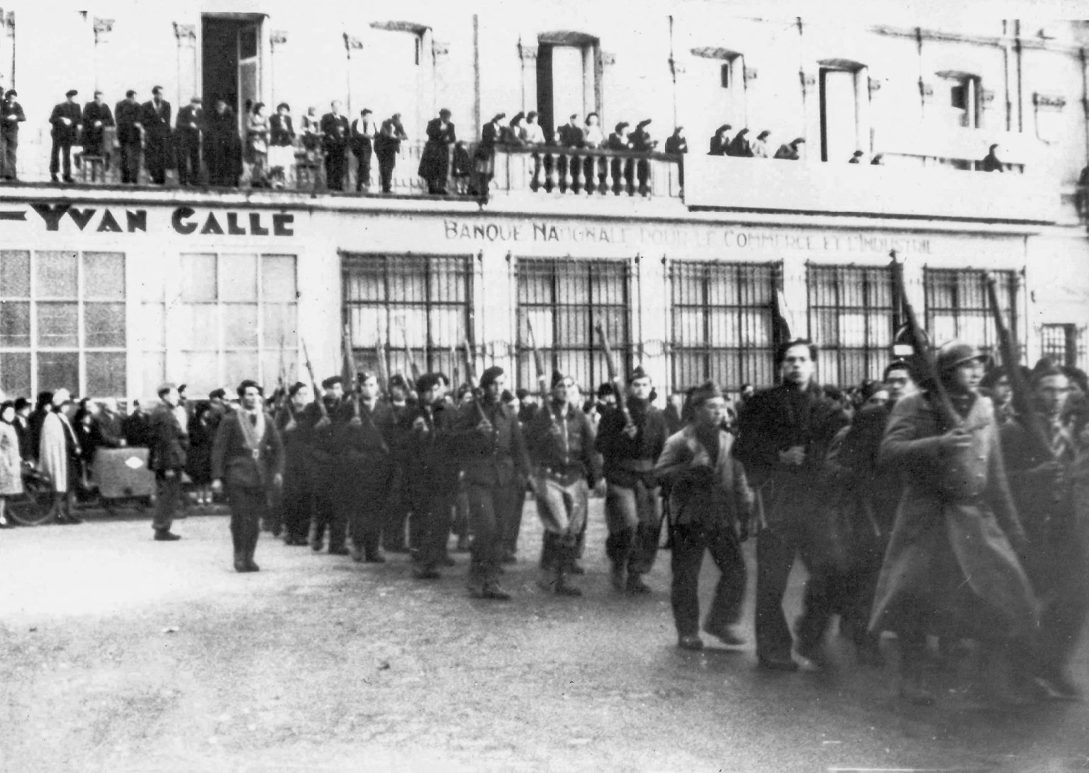 La libération à Poitiers - Septembre 1944 - Enseigne de l'agence publicitaire d'Yvan Gallé à gauche