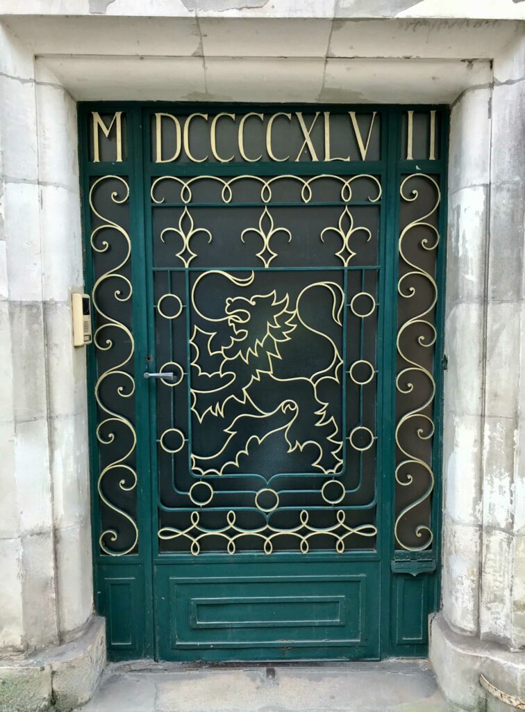 La très lourde porte en fer forgée représentant le lion des armoiries de Poitiers a été dessinée par Yvan Gallé. Elle s'ouvre sur l'ancienne demeure du peintre où se situait une salle d'exposition et son atelier.
