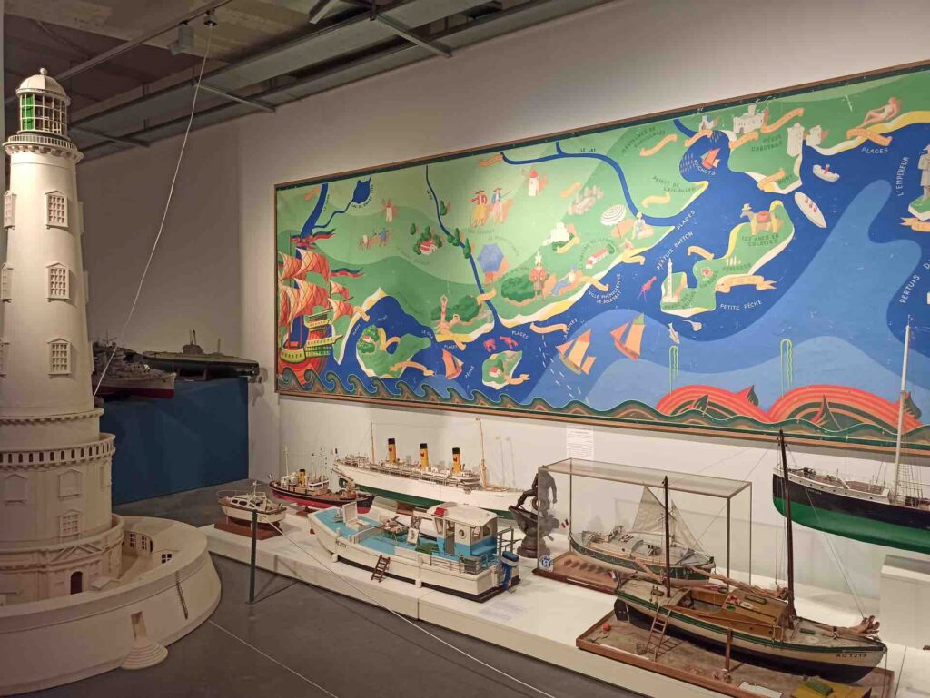 Le panneau maritime peint par Yvan Gallé est aujourd’hui conservé et exposé au Musée Mer Marine de Bordeaux